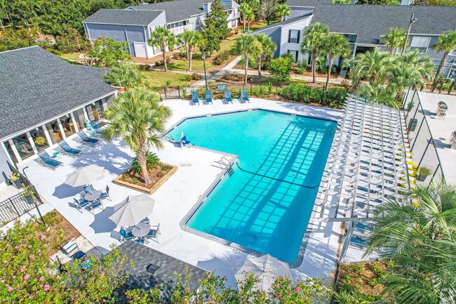 Piscina - Dwell at Greenridge Apartments