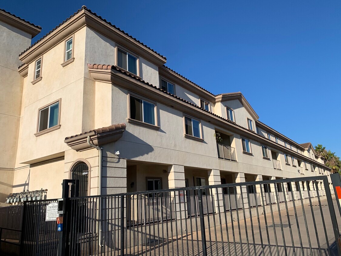 Gated community - 17168 Newhope St