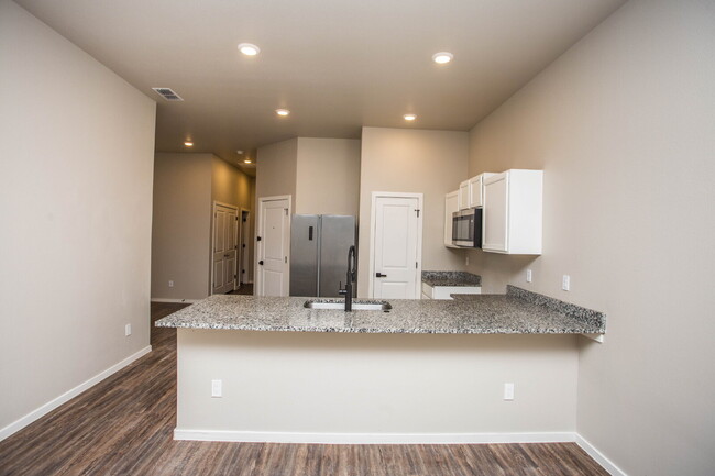 Building Photo - Duplex close to the Airport!
