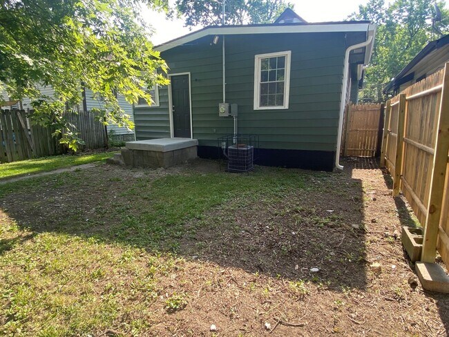 Building Photo - 3 bed 1 bath home in Center Township