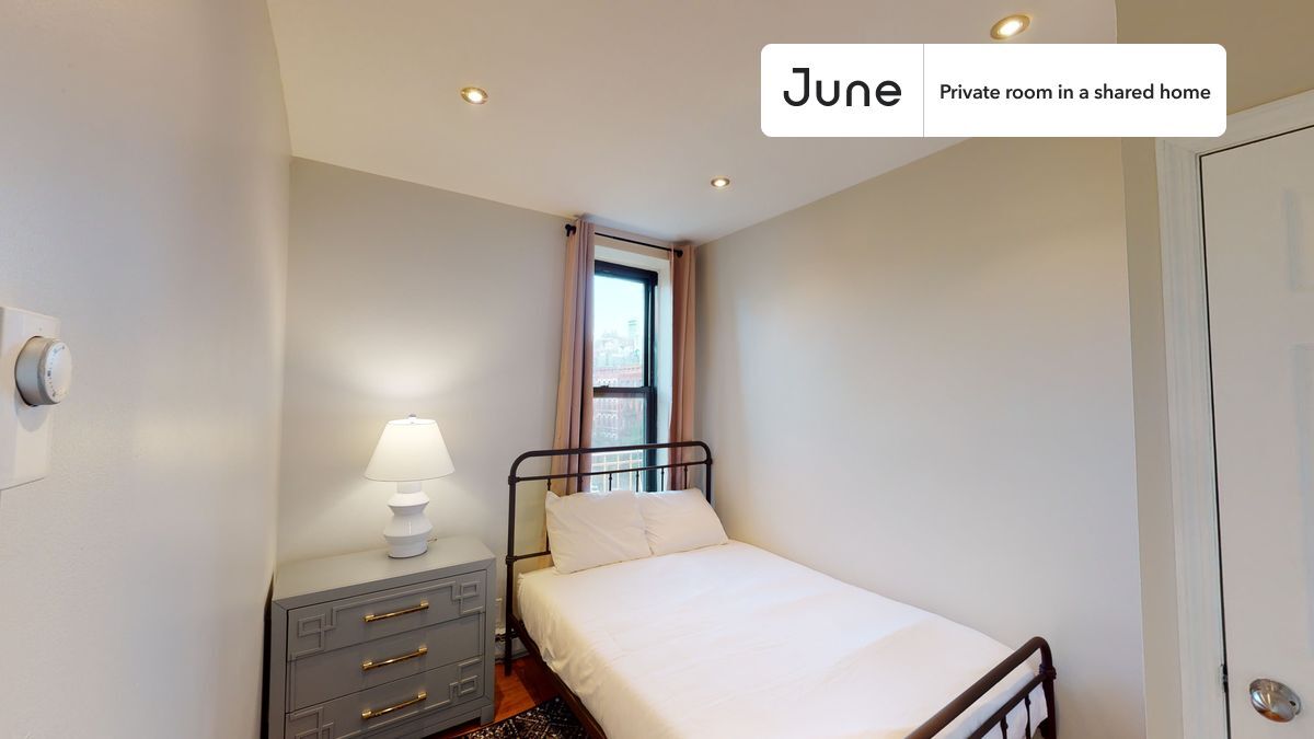 Primary Photo - Private bedroom in 3 bed/2 bath Home