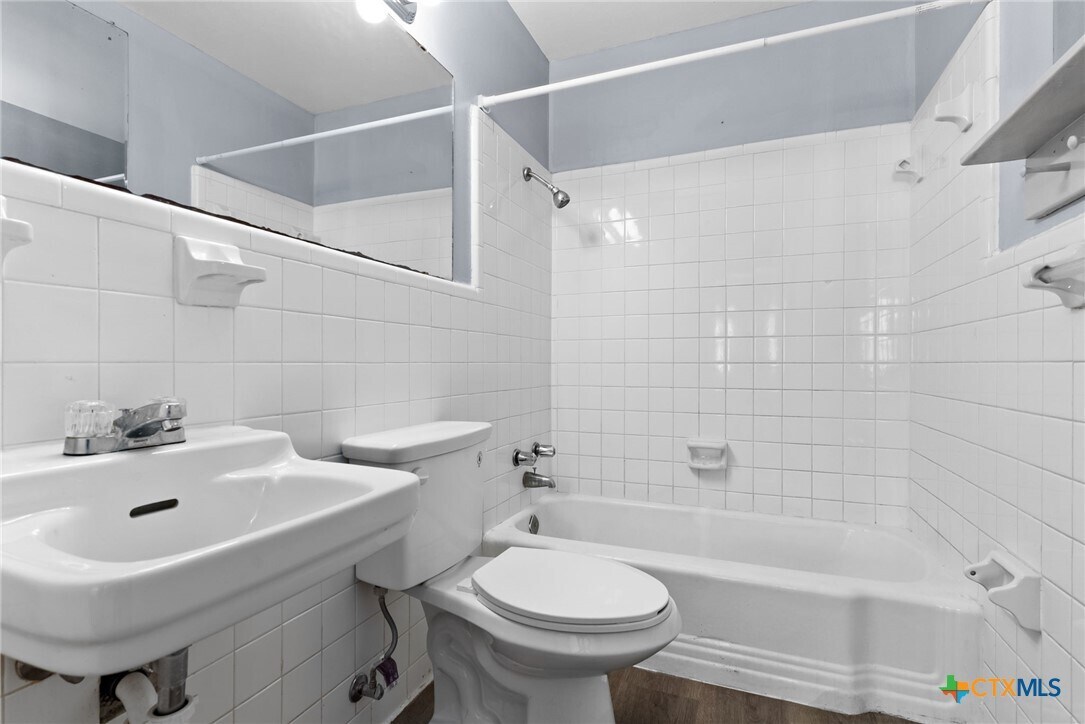 Foto del edificio - 2709 Hillside Dr