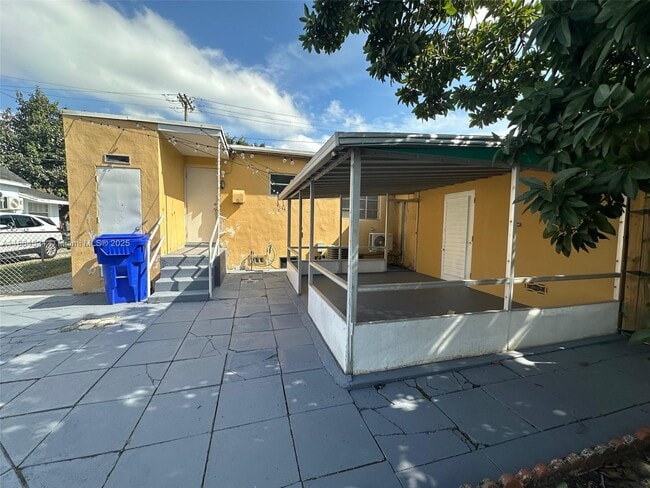 Building Photo - 1020 NW 33rd Ave