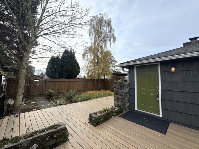 Foto del edificio - Charming Tacoma Home with Fireplace & Detached Shop