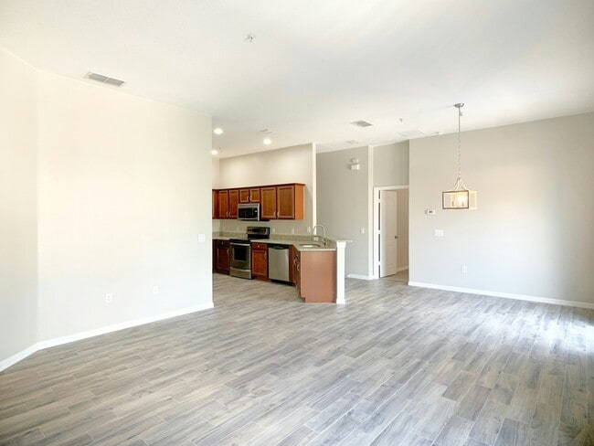 Building Photo - 6446 S Goldenrod Rd