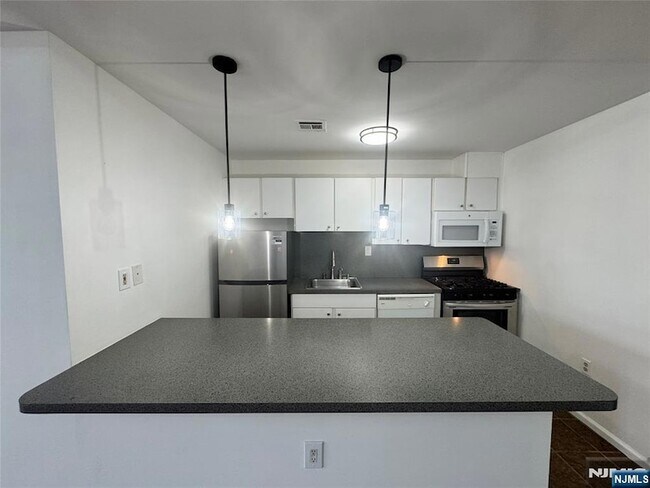 Foto del edificio - 225 Halladay St