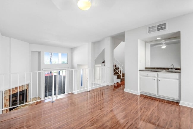 Foto del edificio - Available Now! 2-bedroom, 2.5 bath, 2 story condominium!