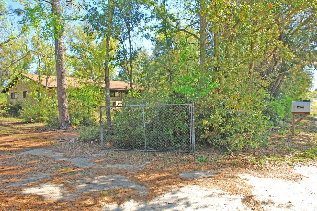 Building Photo - 1704 John Carroll Dr