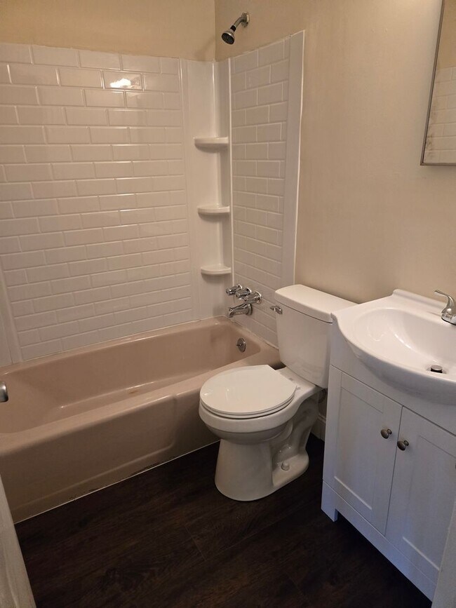 Foto del edificio - Deep Springs, 2 bedroom duplex, hardwood f...
