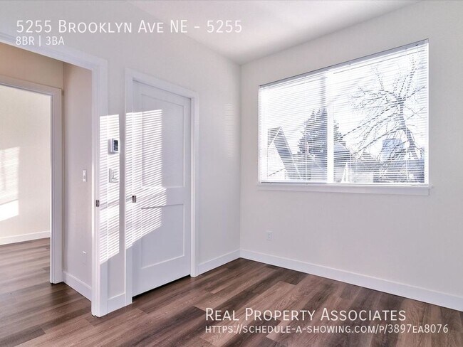 Building Photo - U-District Townhome Available Fall 2024!