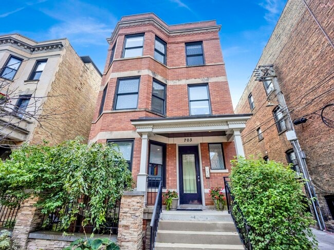 Building Photo - 703 W Wellington Ave