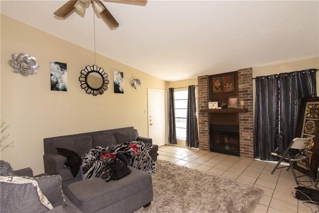 Foto del edificio - 11320 Walnut Ridge Dr