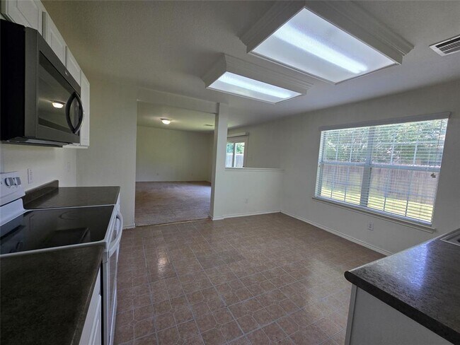 Building Photo - 2021 Rim Rock Dr