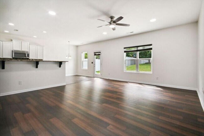 Foto del edificio - 3335 Silver Stream Rd