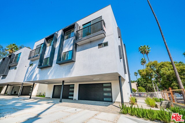 Primary Photo - 737 N Mariposa Ave