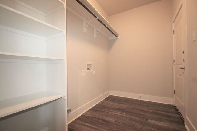 Foto del edificio - Stunning 3/2 Duplex Home Coming Soon!! Lov...