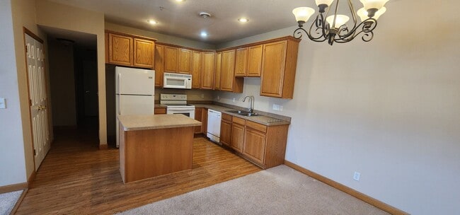 Building Photo - 2 Bed 2.5 Bath Townhome