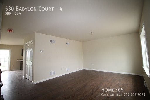 Building Photo - Modern Townhome In LS School District