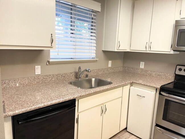 Foto del edificio - Gorgeous 2 bedroom 2 bath condo near downt...