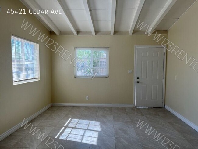 Foto del edificio - 45421 Cedar Ave