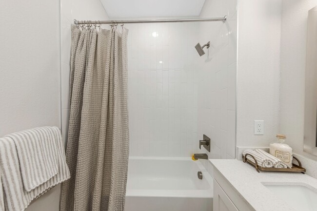 Interior Photo - Everest Largo Apartments