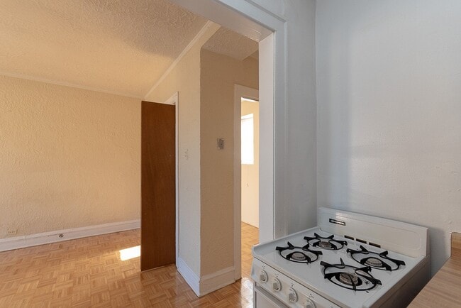 Foto del edificio - 653 W Belmont Ave