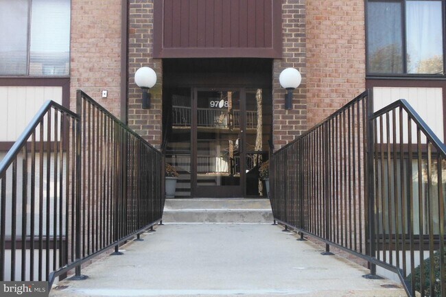 Building Photo - Spacious 2-bedroom unit