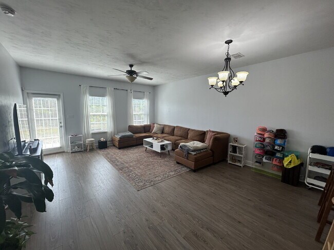 Foto del edificio - Modern 3BR Home with Garage & Spacious Living – Available July 10th!