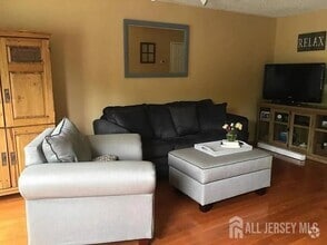 Building Photo - 360 Hadleigh Ln