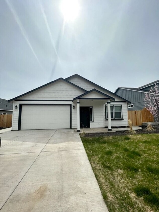 Foto principal - Beautiful like new 3 bedroom Hayden home i...