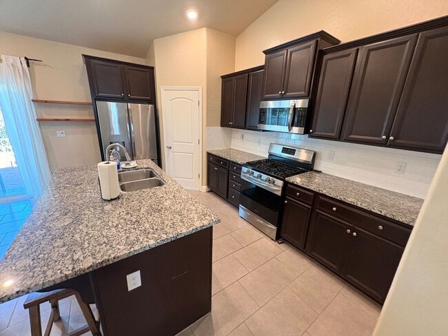 Building Photo - 3 bedroom, 2 bathroom home for rent in Southeast Visalia