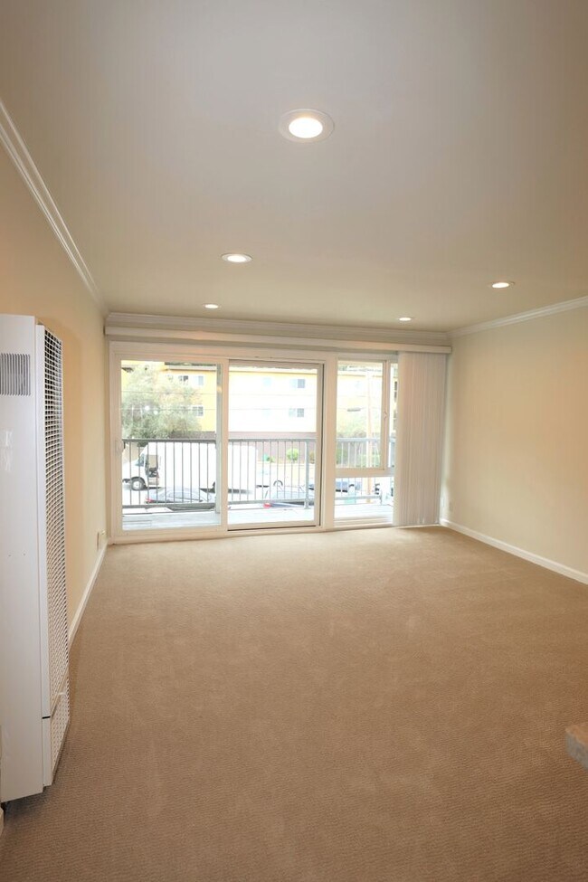 Foto del edificio - Beautiful top floor 1 bed/1 bath Apartment available NOW!