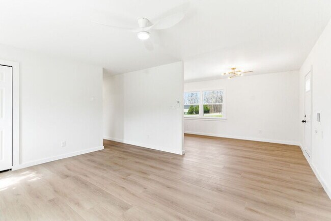 Building Photo - 159 Hazel Dr