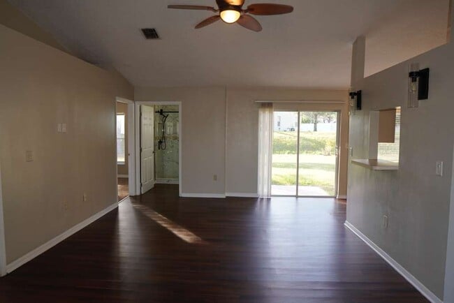 Photo - 3175 Victoria Dr House