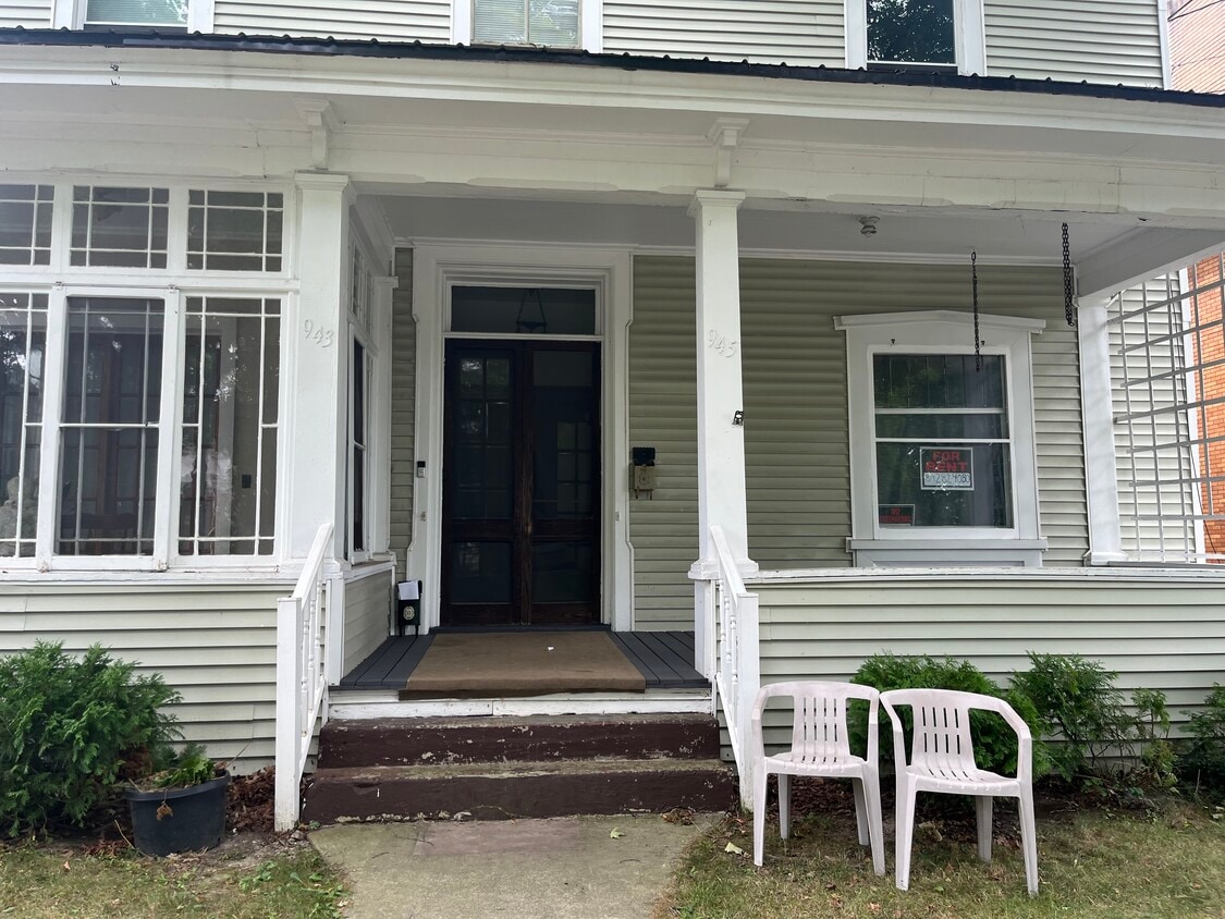 Primary Photo - 943 Grove St