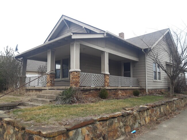 Building Photo - 834 3rd St