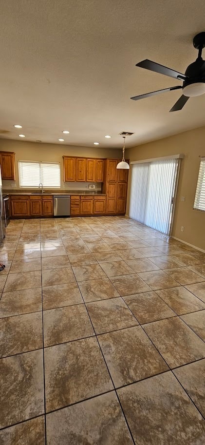 Building Photo - Fantastic 5BEDROOM+LOFT / 3 BATH home For ...