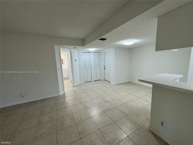 Building Photo - 2 br, 2 bath House - 9811 Westview Dr Apt 913
