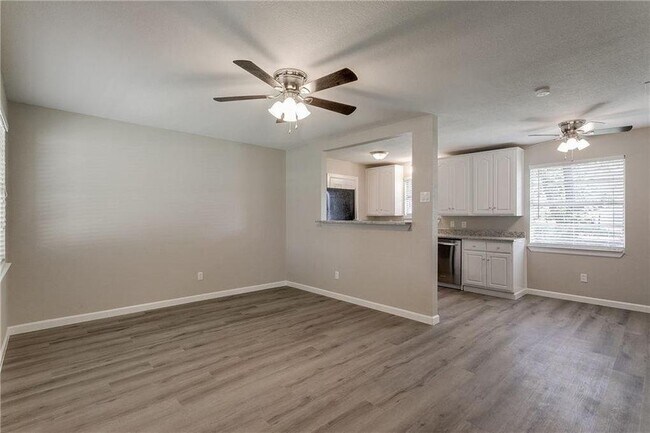 Building Photo - 1316 E Park Dr