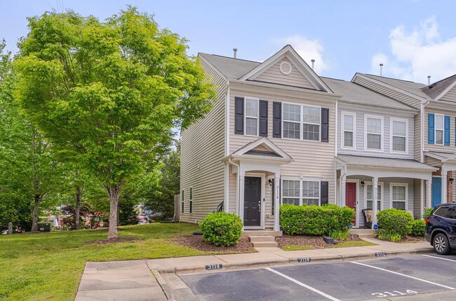 Foto del edificio - Cozy End-Unit Townhome – Prime Durham Location