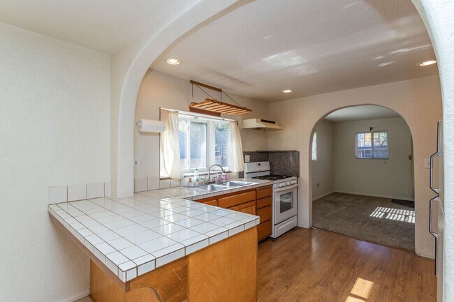 Building Photo - Centrally located!