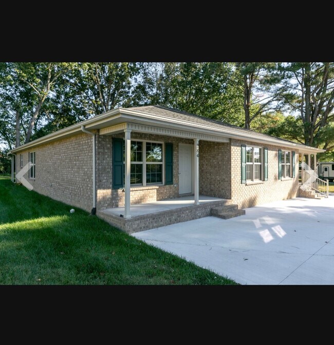 272 Hunt St Unit 2 Duplex, Manchester, TN 37355 Condo for Rent in