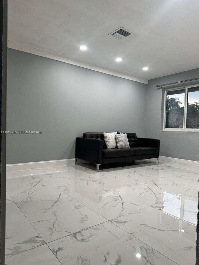 Foto del edificio - 4960 SW 28th Terrace