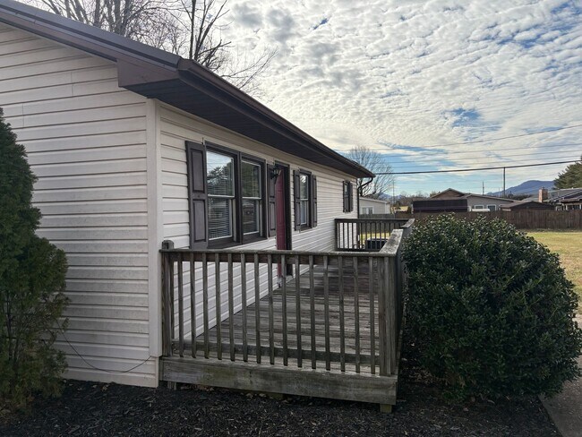 Foto del edificio - 1657 Redwood Dr