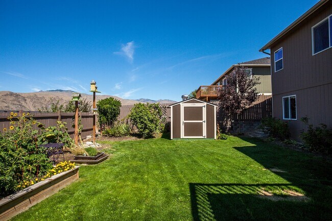 Building Photo - 2 Bedroom & 1 Bathroom with Privacy at it'...