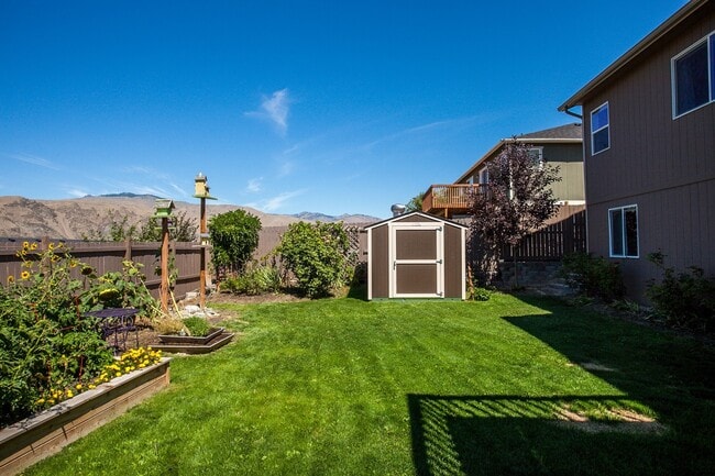 Building Photo - 3950 NE Vista del Rey Dr