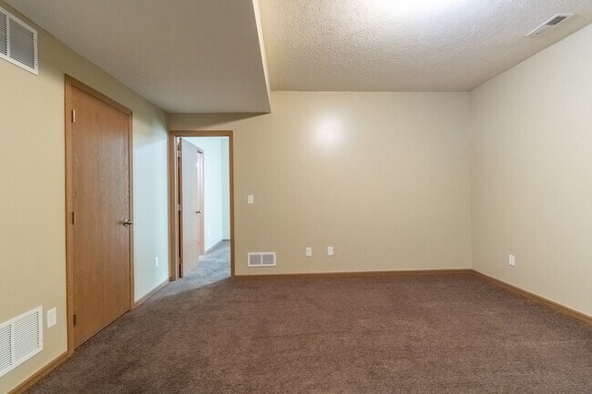 Building Photo - Newer Construction Home in Excellent Famil...