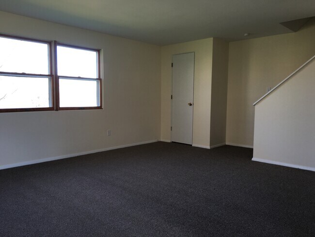 Building Photo - 916 Squires Ave