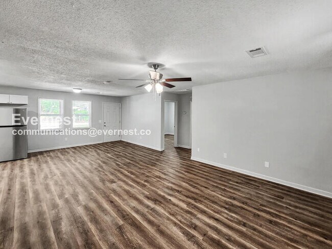 Foto del edificio - 725 W Creek Cir