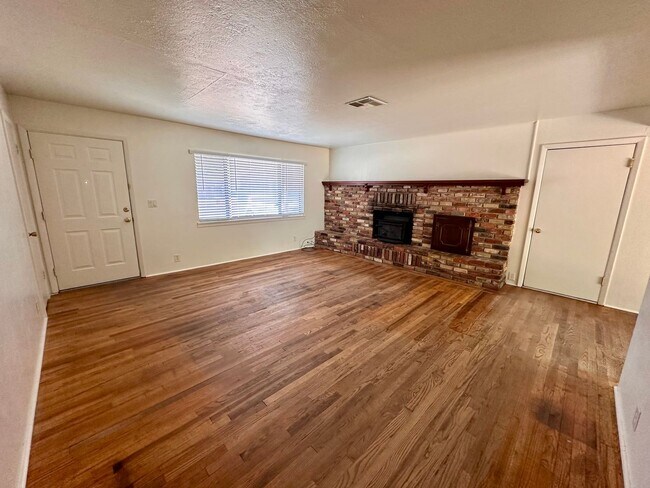 Foto del edificio - 3 BEDROOM 2 BATH HOME IN SOUTH REDDING